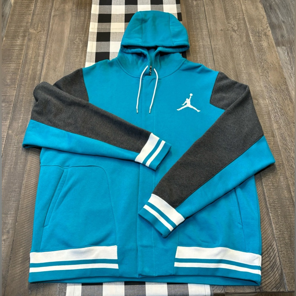 Brand: Jordan
Type: Button-Up Hoodie
Size: XXL
Condition: Light Condition